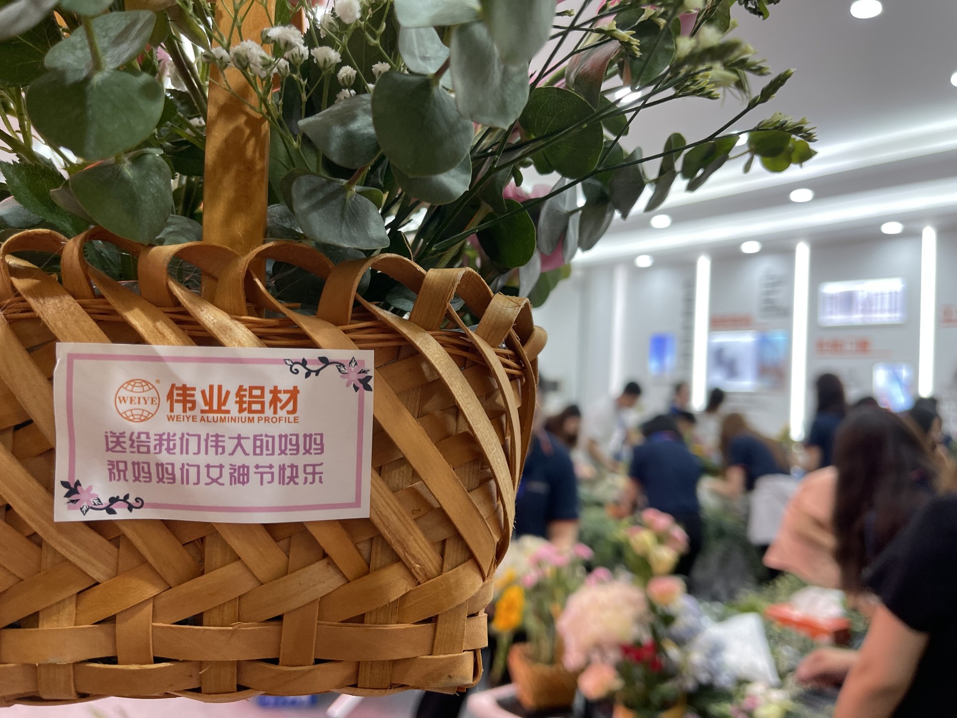 凯时铝材 | 送她小花花，，，，，把爱给妈妈